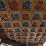 ...e, nella stanza angolare adibita a sala da biliardo, uno splendido soffitto a cassettoni con riquadri ottagonali blu e rossi, ornati da cornici dorate e rosette